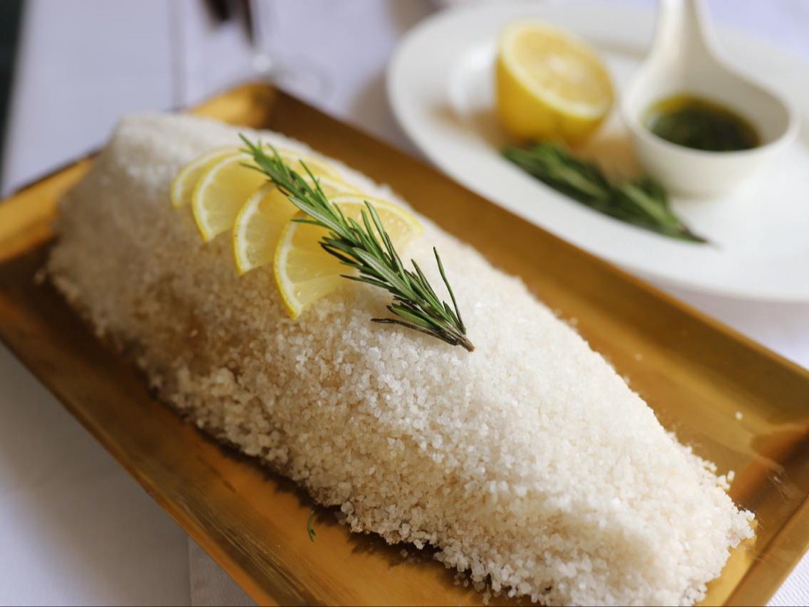 Сибас в морской соли