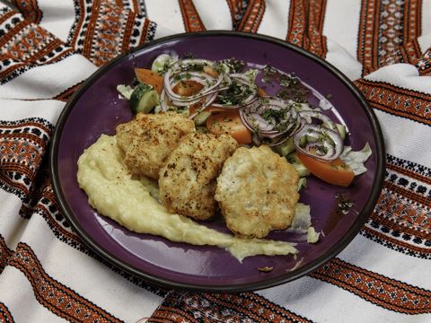 Котлета куриная с пюре и овощным салатом