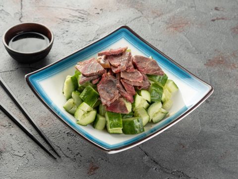 Салат из говядины 牛肉拍黄瓜