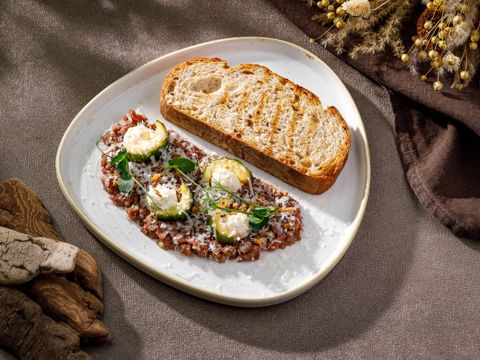 Тартар из говядины с трюфельным айоли, огурцами кимчи и сыром пармезан