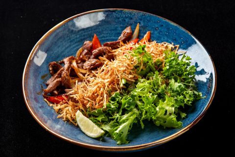 Теплый салат с говядиной, шпинатом, овощами и картофелем пай