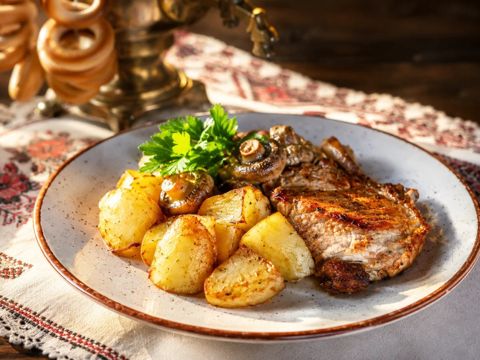 Корейка-гриль с картошкой, жареным луком и шампиньонами