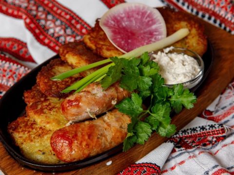 Деруны с колбасками и домашним грибным соусом
