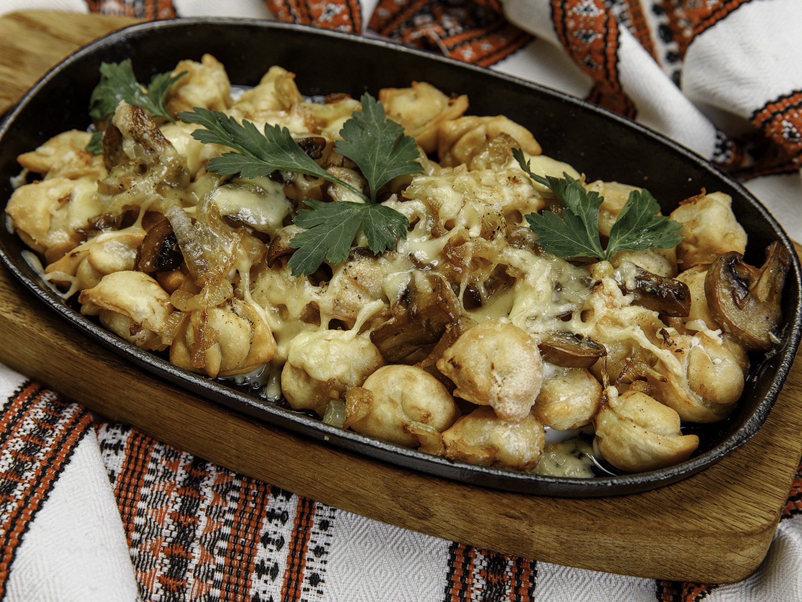 Пельмени, запеченные с грибами и сливками