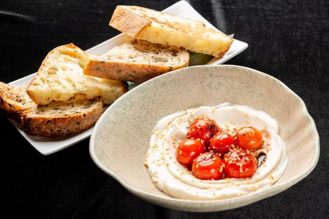 Крафтовый хлеб с сырным кремом и печёными черри