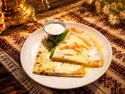 Блинчики со сливочным маслом и сметаной