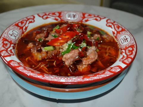 Свинина в бульоне с острым соусом