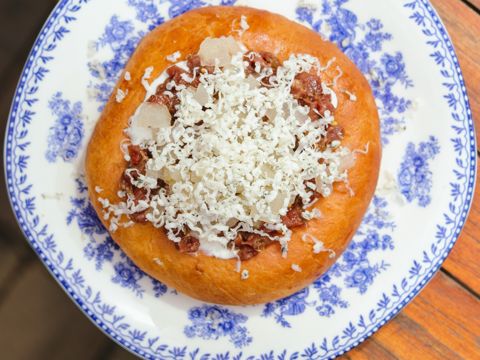 Ватрушка с тартаром из говядины, грушей и дорблю
