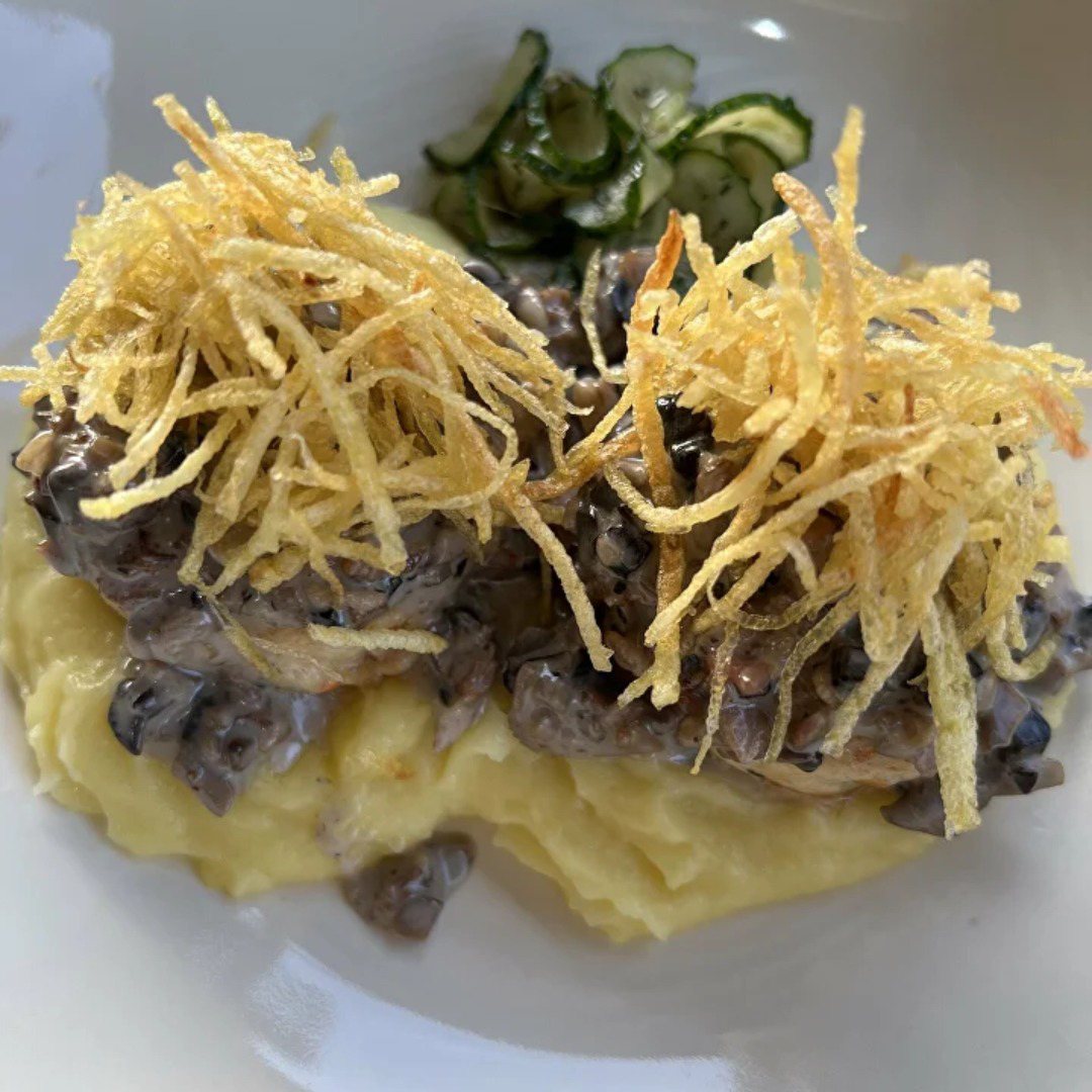 Котлета из индейки с картофельным пюре и битым огурцом | Turkey meatball with mashed potatoes and smashed cucumber