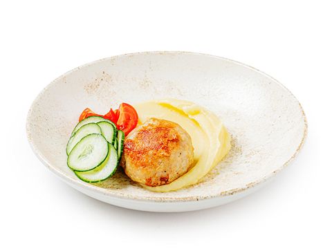 Куриный биточек с картофельным пюре и овощами