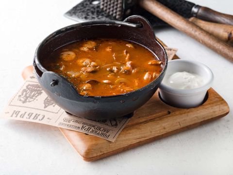 Солянка с мясными копченостями