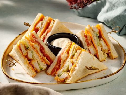 Клаб-сэндвич с курицей, сыром чеддер и трюфельным айоли