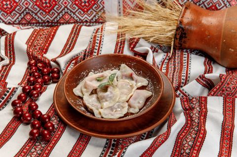 Вареники с вишней и медовой поливкой со сметаной