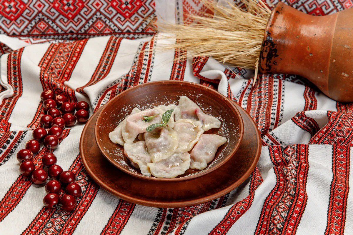 Вареники с вишней и медовой поливкой со сметаной