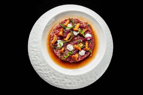 Тартар из говядины с маринованными лисичками