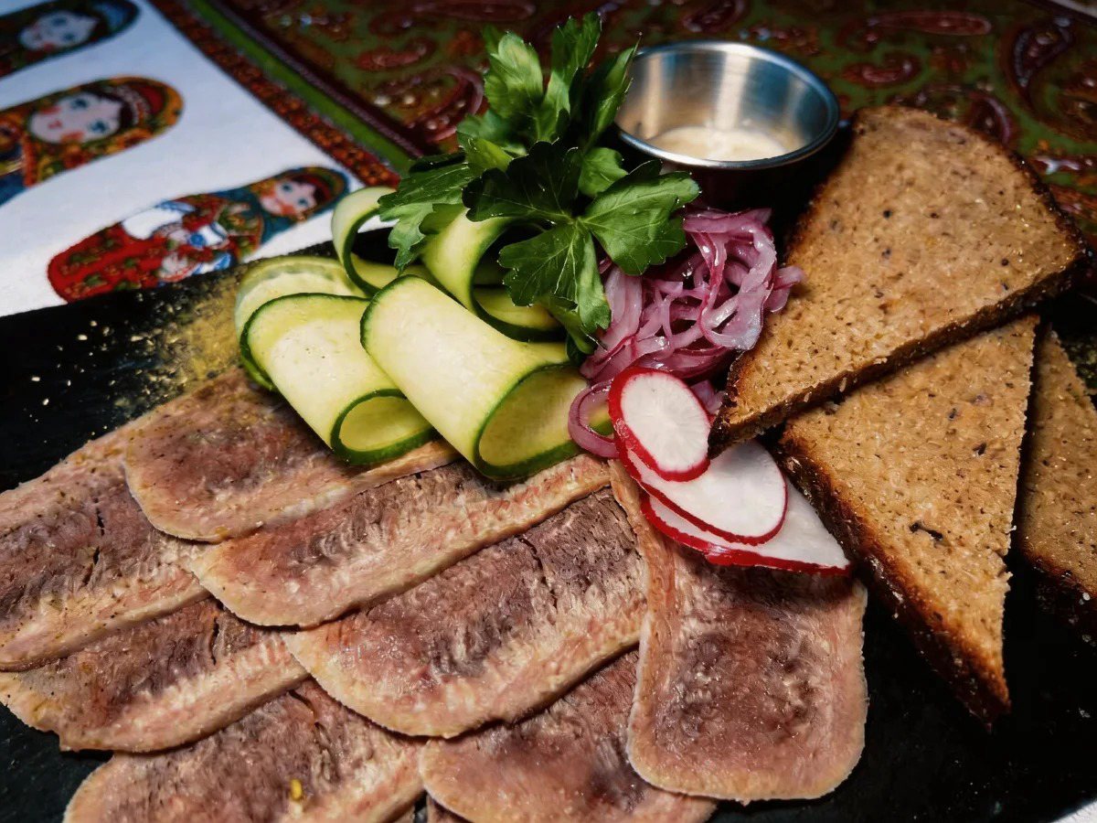 Говяжий язык с хреном и ржаным хлебом