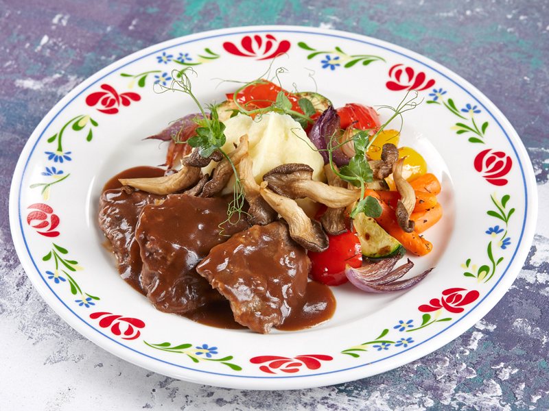 Говяжьи щеки с картофельным пюре и овощами