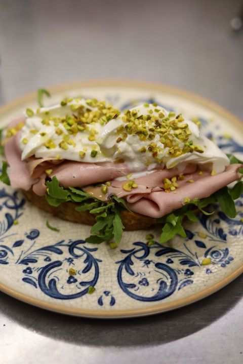 БРУСКЕТТА С МОРТАДЕЛЛОЙ, БУРРАТОЙ И ФИСТАШКОЙ / BRUSCHETTA CON MORTADELLA, BURRATA E PISTACCHIO