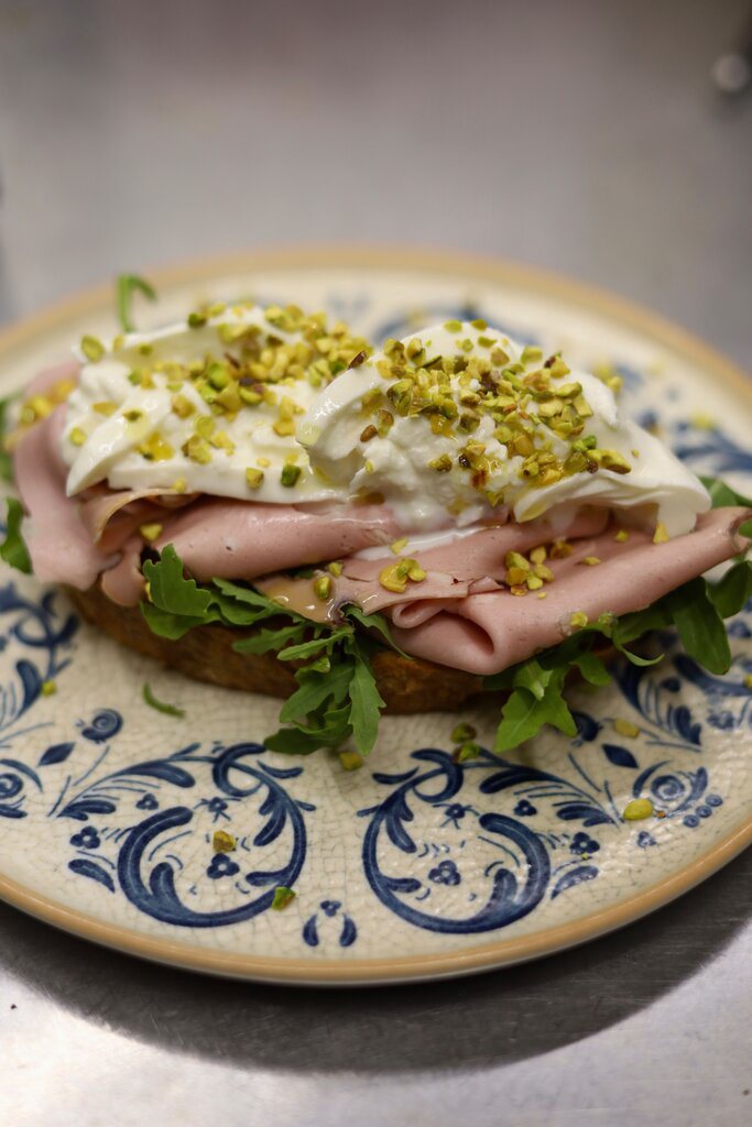 БРУСКЕТТА С МОРТАДЕЛЛОЙ, БУРРАТОЙ И ФИСТАШКОЙ / BRUSCHETTA CON MORTADELLA, BURRATA E PISTACCHIO