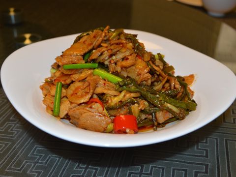 Кусочки свинины с перцем чили