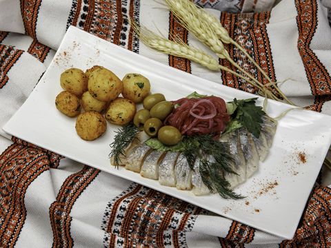 Сельдь с маринованным луком, отварным картофелем и укропом
