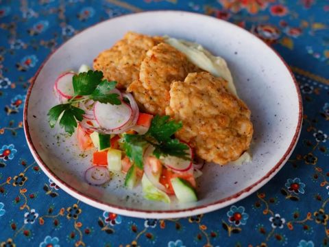 Котлеты куриные с пюре и овощным салатом