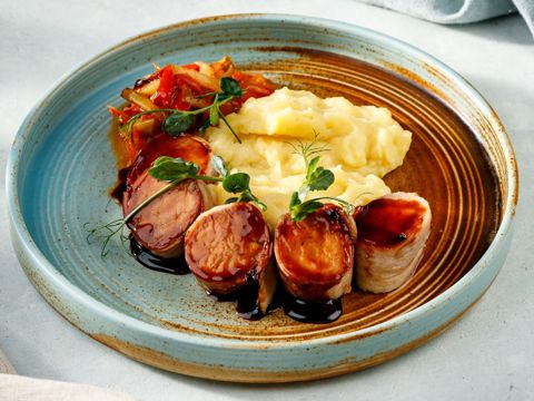 Свинина в беконе с картофельным пюре и грибами