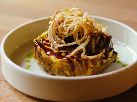 Крошка картошка со щекой, сырным соусом и хрустящим луком