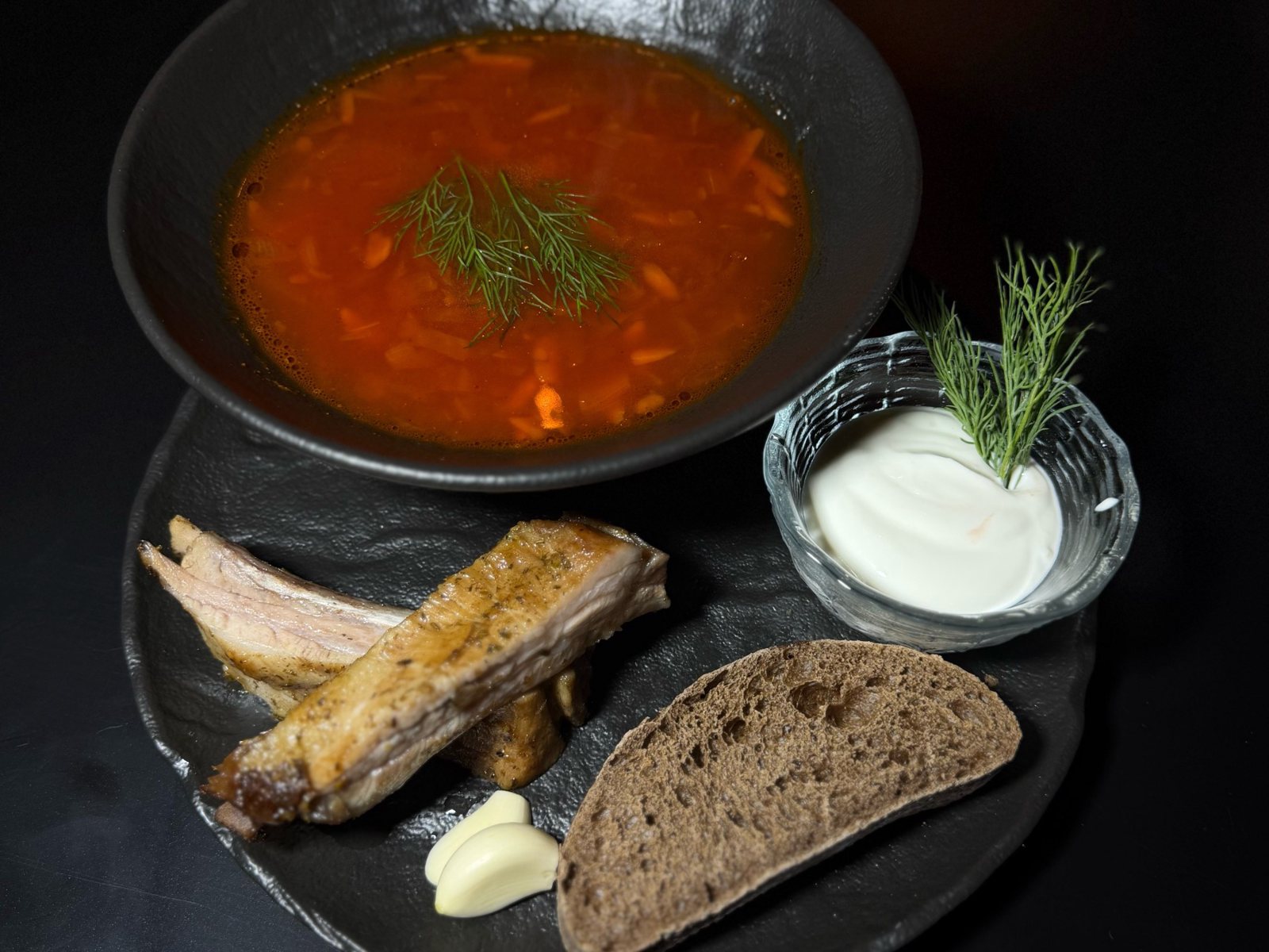 Борщ с говядиной и ржаным хлебом