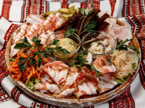 Ассорти из сала с маринованными овощами и чесночными гренками