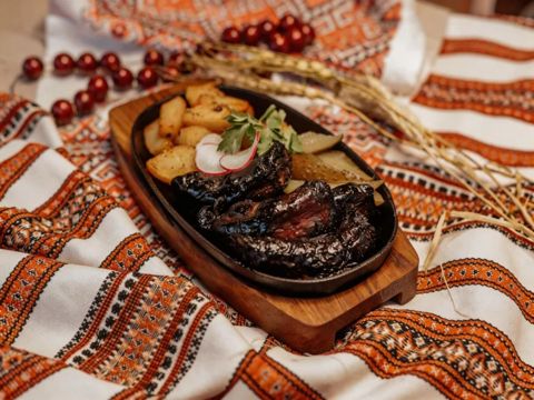 Колбаса кровяная с картофелем и соленым огурцом