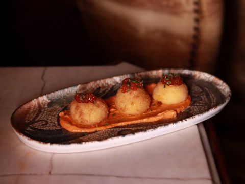 Крокеты с красной икрой и ромеско