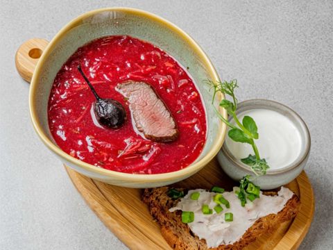 Домашний борщ с копчёной грушей, говядиной, хлебом и салом