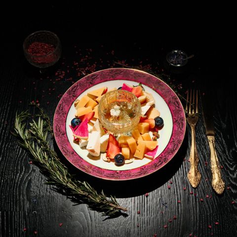 Закуска из сыров с медом и грецким орехом