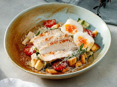 Салат Цезарь с куриной грудкой
