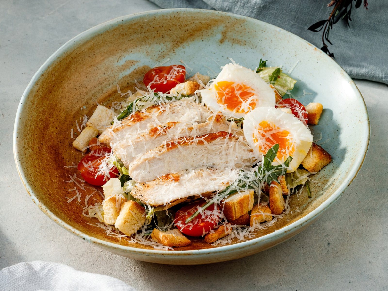 Салат Цезарь с куриной грудкой