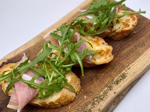 Брускетта с пармой и руколой