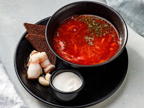 Домашний борщ с соленым и копченым салом, гренками из бородинского хлеба и чесноком