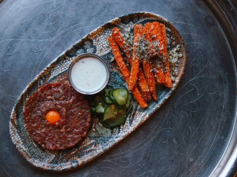 Тартар из говядины с бататом, хрустящими огурцами и дорблю