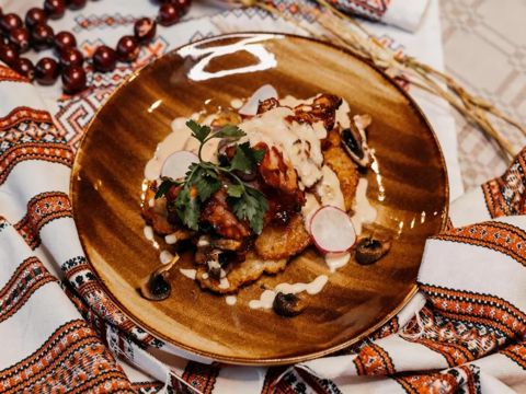 Деруны с жареным беконом и соусом из грибов