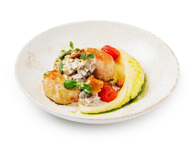 Куриные биточки с картофельным пюре и грибным соусом