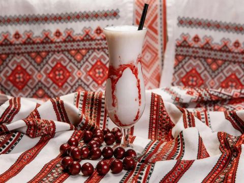 Молочный коктейль с сиропом на выбор