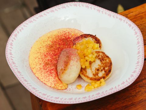 Сырники с манго-муссом и малиновой пудрой