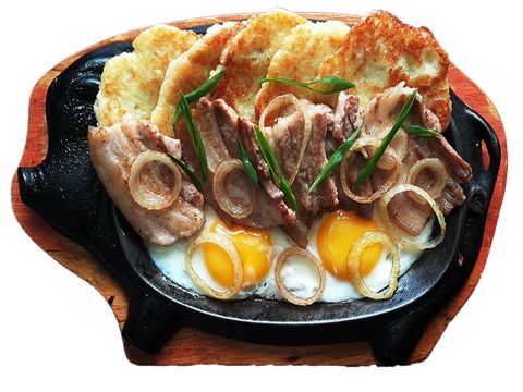 Драники с яйцом и жареной грудинкой