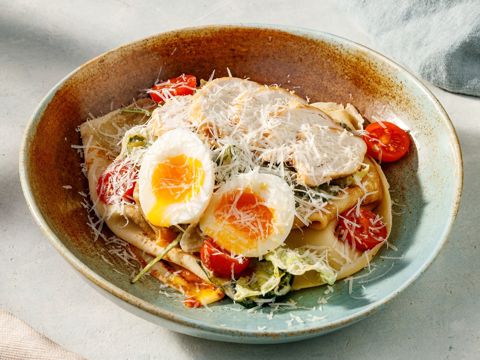 Блины с куриной грудкой и томатами черри