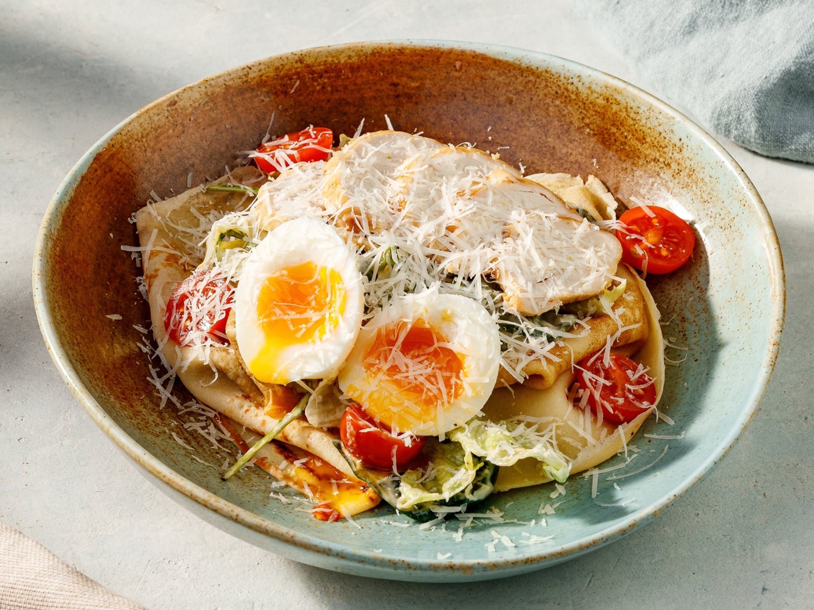 Блины с куриной грудкой и томатами черри