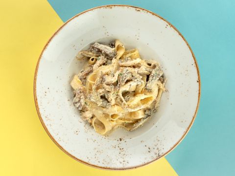 Паста с говяжьей щекой и вешенками в сливочном соусе