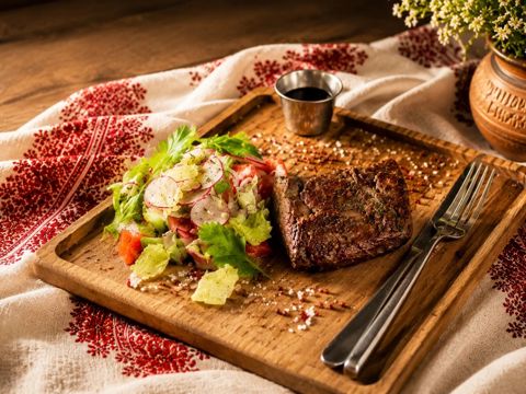 Стейк из говяжьей вырезки со свежим салатом и мясным соусом