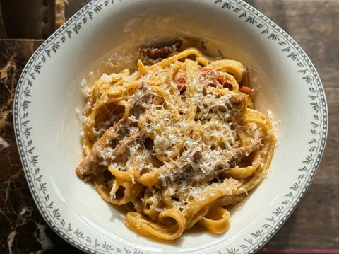 Паста с уткой и соусом Жу
