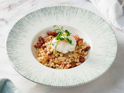 Перловая каша с вялеными томатами, беконом и яйцом пашот